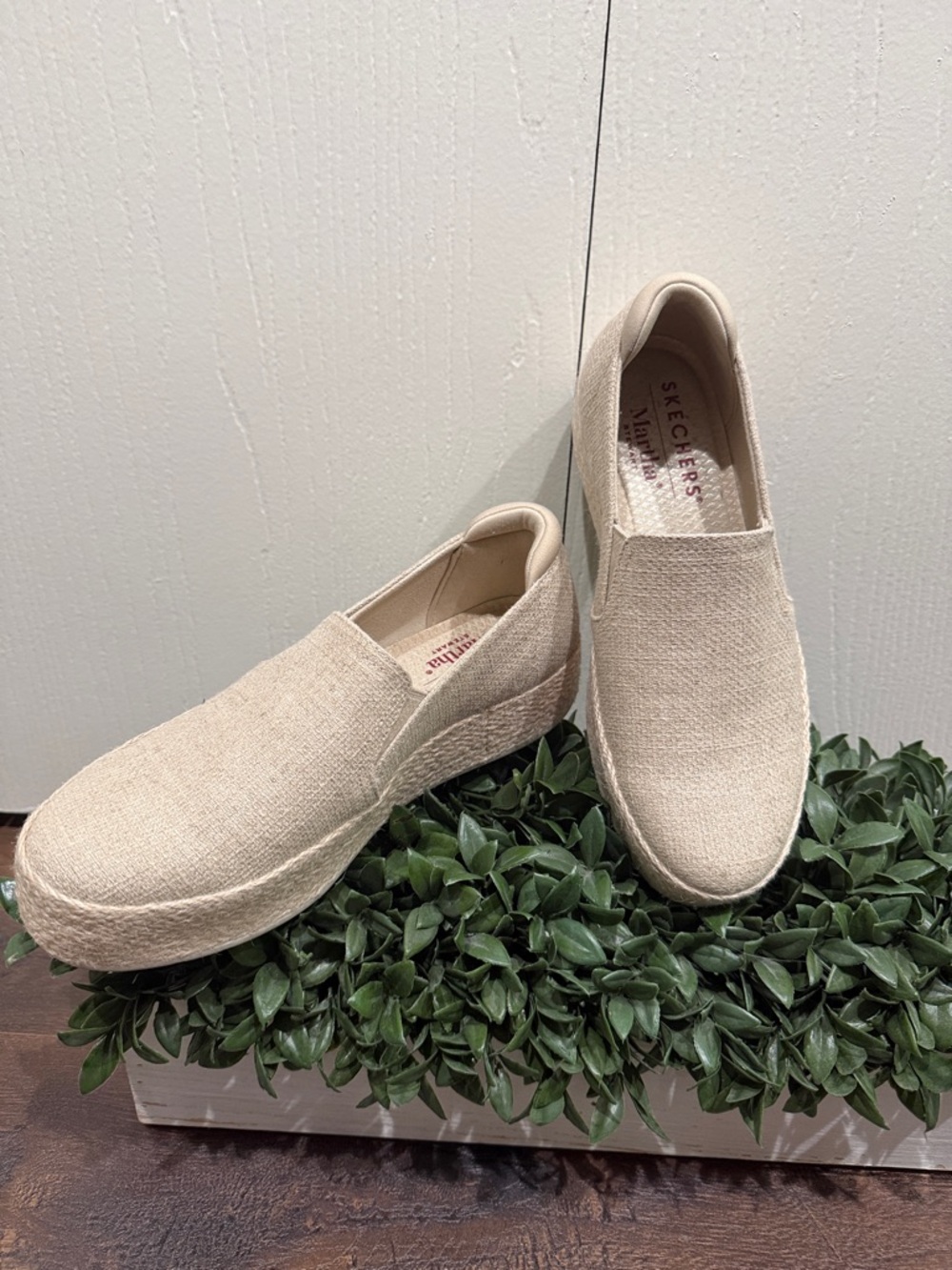 Skechers Martha Stewart 
Skechers BOBS Sesame Slip-On
Sneaker Size 8 Cream Color - Picture 2 of 9